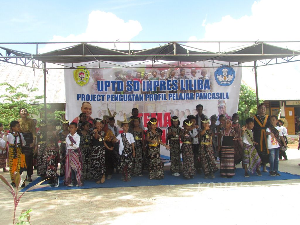 Para siswa SD Inpres Liliba membawakan tarian keberagaman Nusa Tenggara Timur di Kupang, Rabu (25/5/2022).