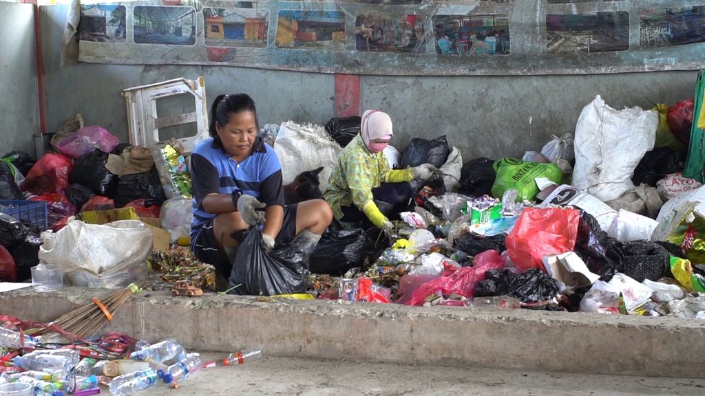Pekerja sedang memilah sampah di tempat pemrosesan sementara (TPS) yang dikelola Kelompok Swadaya Masyarakat (KSM) Harapan Bangsa di Kota Tarakan, Kalimantan Utara, Sabtu (1/10/2022).