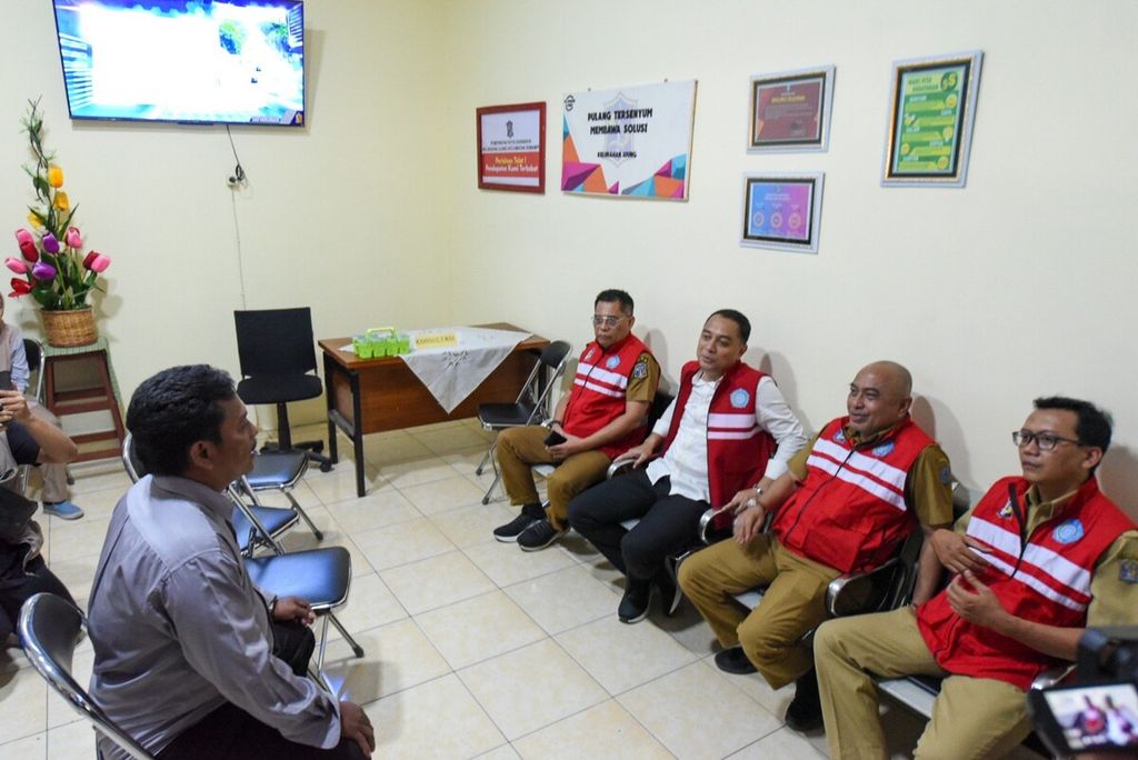 Wali Kota Surabaya Eri Cahyadi (depan, kedua dari kiri) menerima keluhan warga saat berkantor di Kelurahan Ujung, Kecamatan Semampir, Selasa (7/5/2024). Ia berkantor di kelurahan-kelurahan untuk mengawasi pelayanan administrasi kependudukan oleh aparatur kepada masyarakat.
