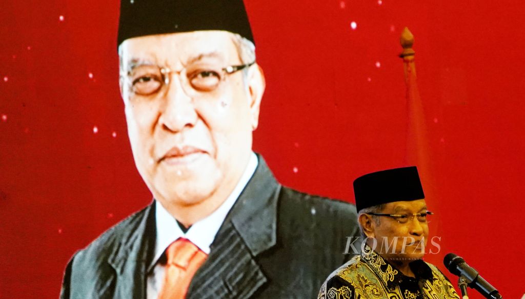 Ketua Umum Lembaga Persahabatan Ormas Islam (LPOI) Said Aqil Siradj saat memberikan pidato pembukaan dalam acara Konsolidasi Kebangsaan yang digelar Lembaga Persahabatan Ormas Islam dan Lembaga Persahabatan Ormas Keagamaan menjelang Pemilu 2024 di Hotel Royal Kuningan, Jakarta, Jumat (8/9/2023).
