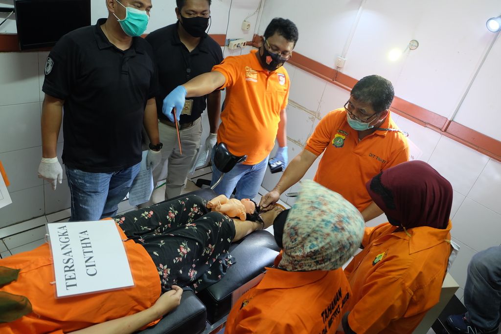 Kepolisian Daerah Metro Jaya menggelar rekonstruksi kasus pengguguran kandungan yang tidak sesuai ketentuan pada Rabu (19/8/2020), di rumah tempat praktik dokter SWS di Jalan Raden Saleh I, Jakarta Pusat.