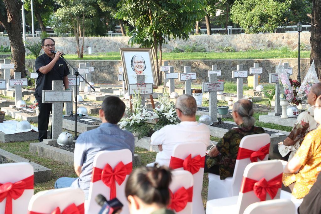 Wakil Pemimpin Umum Harian <i>Kompas </i>Budiman Tanuredjo menyampaikan sambutan dalam acara ziarah ke makam pendiri harian <i>Kompas</i>, Jakob Oetama, di Taman Makam Pahlawan Kalibata, Jakarta, Rabu (28/6/2023). 