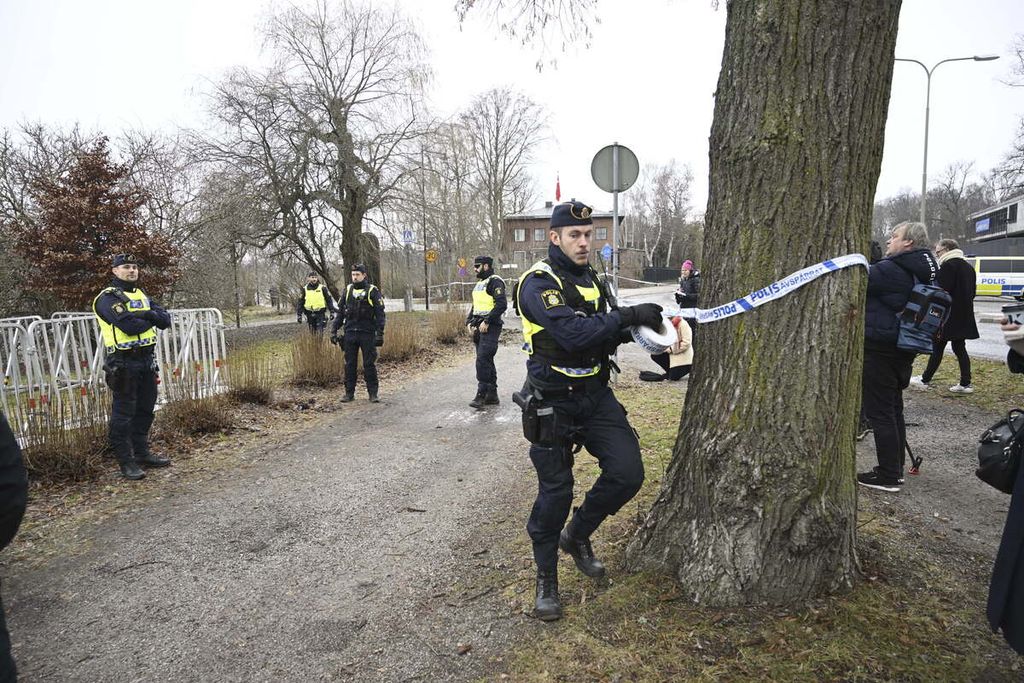 Aparat kepolisian menutup area di luar Kedutaan Besar Turki di Stockholm, Swedia, 21 Januari 2023. 