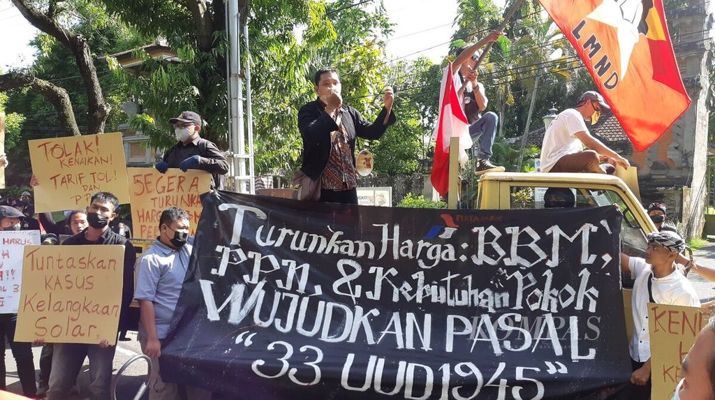 Peserta aksi unjuk rasa dari Liga Mahasiswa Nasional untuk Demokrasi (LMND) Wilayah Bali, Senin (11/4/2022), menggelar demonstrasi di depan Gedung DPRD Provinsi Bali, Kota Denpasar, Bali.