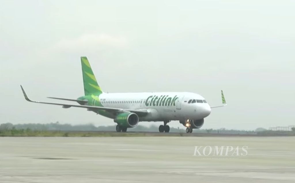 Tangkapan layar pesawat Citilink rute Jakarta-Kediri baru saja mendarat untuk kali pertama di Bandara Internasional Dhoho, Kabupaten Kediri, Jawa Timur, Jumat (5/4/2024). Ini adalah penerbangan pertama di bandara yang baru selesai dibangun itu.