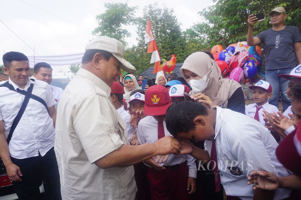 Menteri Pertahanan Prabowo Subianto berkunjung ke Desa Suro, Kecamatan Kalibagor, Kabupaten Banyumas, Jawa Tengah, Minggu (29/10/2023).
