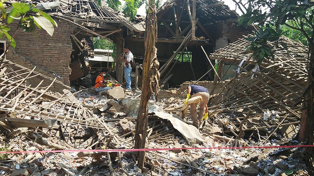 Petugas kepolisian melakukan olah tempat kejadian perkara ledakan di rumah warga Dusun Krajan, Desa Sidoluhur, Kecamatan Lawang, Kabupaten Malang, Jatim, Minggu (27/5/2018).