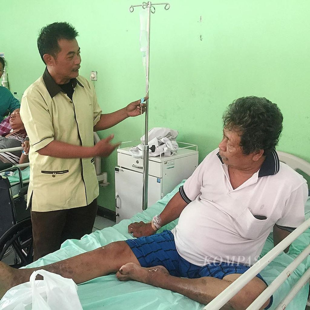 Seorang mantan penderita kusta sedang menjalani fisioterapi di Rumah Sakit Kusta Sitanala, Tangerang, Banten.