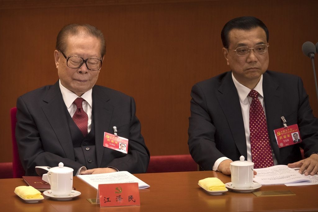 Mantan Presiden China Jiang Zemin (kiri) dan Perdana Menteri China Li Keqiang pada sesi pembukaan Kongres Nasional Ke-19 Partai Komunis China di Gedung Balai Agung Rakyat, Beijing, China, Rabu (19/10).