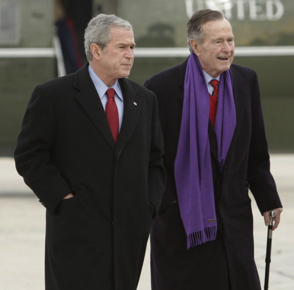 Dalam arsip foto 26 Desember 2008 ini menunjukkan Presiden AS George W Bush sedang berjalan dengan ayahnya, mantan Presiden HW Bush. 