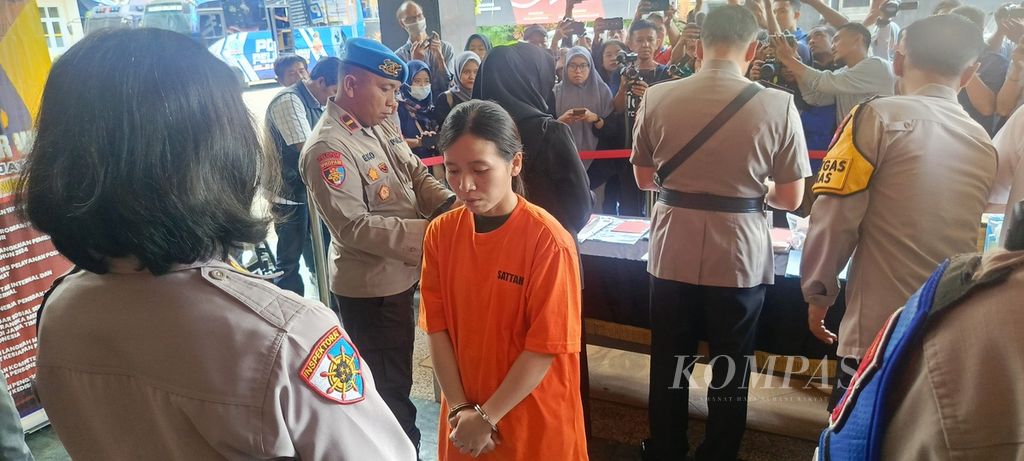 IPS (27), terduga pelaku kekerasan pada anak, ditunjukkan kepada awak media saat siaran pers oleh Polresta Malang Kota, Sabtu (30/3/2024). 