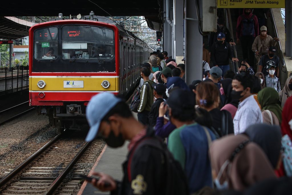 Para penumpang menunggu kereta rel listrik (KRL) berhenti di Stasiun Tanah Abang, Jakarta Pusat, Selasa (6/12/2022). Badan Pusat Statistik (BPS) mencatat sektor transportasi mengalami inflasi tahunan (<i>year on year</i>) sebesar 15,45 persen pada November 2022. Angka ini menjadi yang tertinggi dibandingkan kelompok pengeluaran lainnya. Kenaikan harga bahan bakar minyak (BBM) pada awal September 2022 turut memicu tingginya laju inflasi di sektor transportasi.