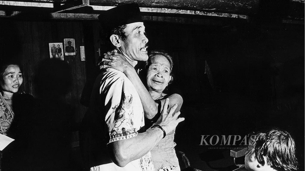 Karta sampai di rumahnya di Pondok Rangon, Jakarta Timur, 4 November 1980, usai terbebas dari penjara