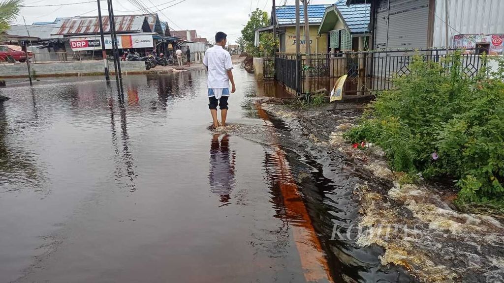 Banjir merendam Jalan Anoi, Kota Palangkaraya, Kalimantan Tengah, dan mengganggu aktivitas warga pada Kamis (9/2/2023). Banjir melanda wilayah itu berkali-kali setiap tahun.