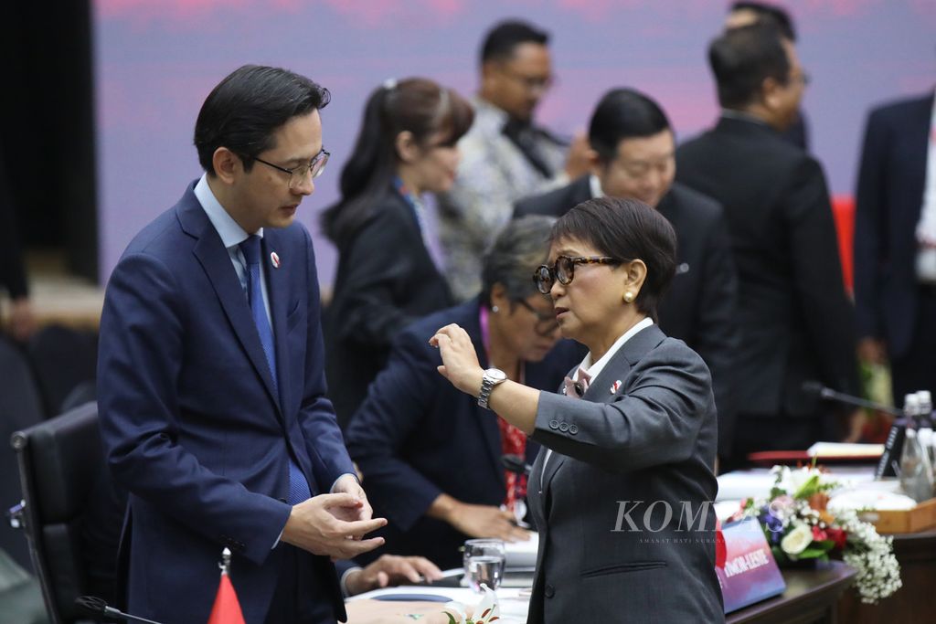 Menteri Luar Negeri Retno P Marsudi (kanan) berbincang dengan Wakil Menteri Luar Negeri Vietnam, Do Hung Viet sebelum dimulainya pertemuan Dewan Politik dan Keamanan ASEAN (APSC) di Sekretariat ASEAN, Jakarta, Senin (4/9/2023).
