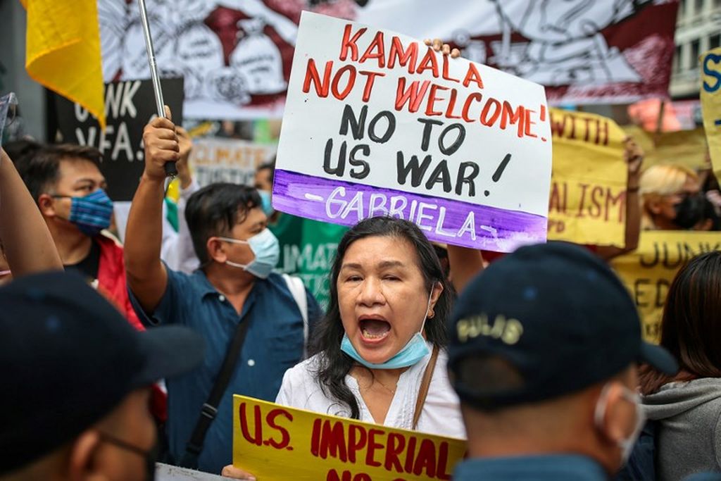 Pengunjuk rasa membawa postern dan meneriakkan slogan saat demonstrasi menentang kunjungan Wakil Presiden AS Kamala Harris di Manila, 21 November 2022. 