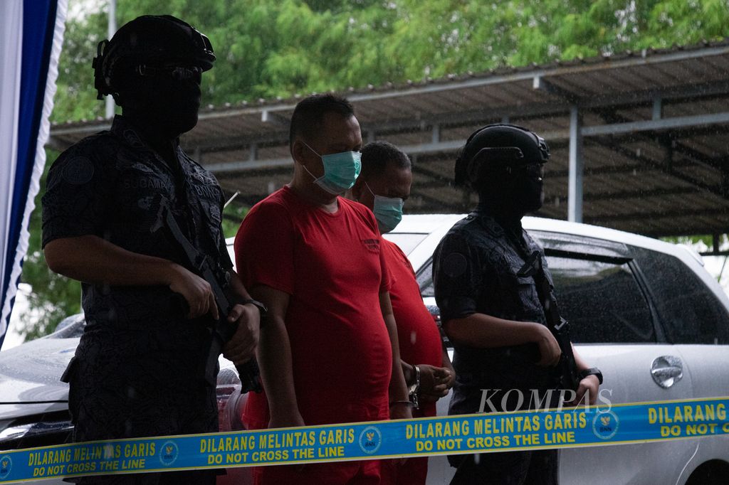 Dua tersangka pengedar sabu, DF (46) dan HY (46), dihadirkan di Kantor Badan Narkotika Nasional Kepulauan Riau, Sabtu (23/12/2023).