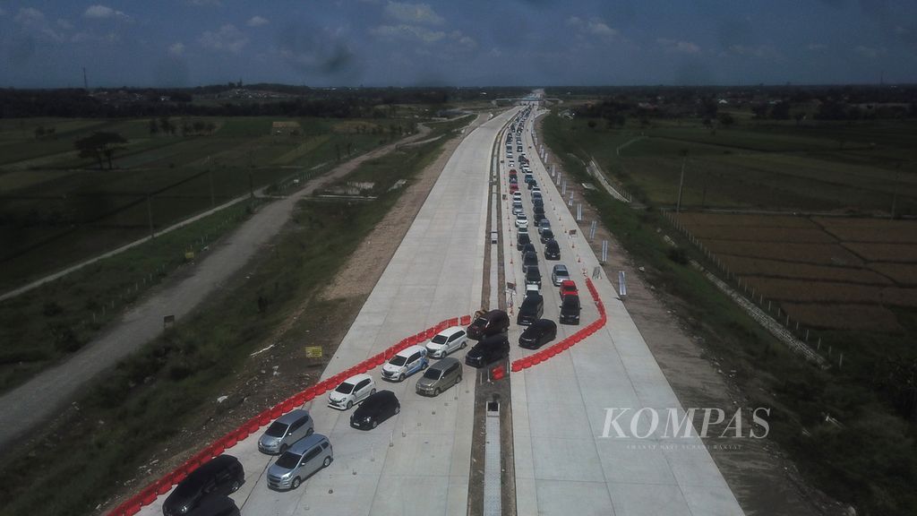 Kendaraan pemudik antre keluar dari Jalan Tol Solo-Yogyakarta yang dibuka terbatas di Kecamatan Banyudono, Kabupaten Boyolali, Jawa Tengah, Selasa (25/4/2023).