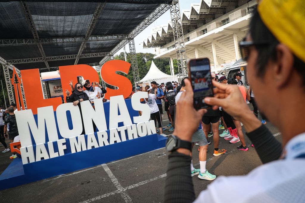 Peserta LPS Monas Half Marathon berfoto di Istora Senayan, Jakarta, Minggu (2/7/2023). 
