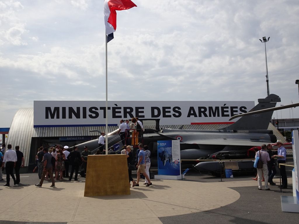 Pesawat tempur Rafale produksi Dassault Aviation ditampilkan dalam pameran kedirgantaraan Paris Air Show di Le Bourget, Paris, Perancis, 22 Juni 2017.