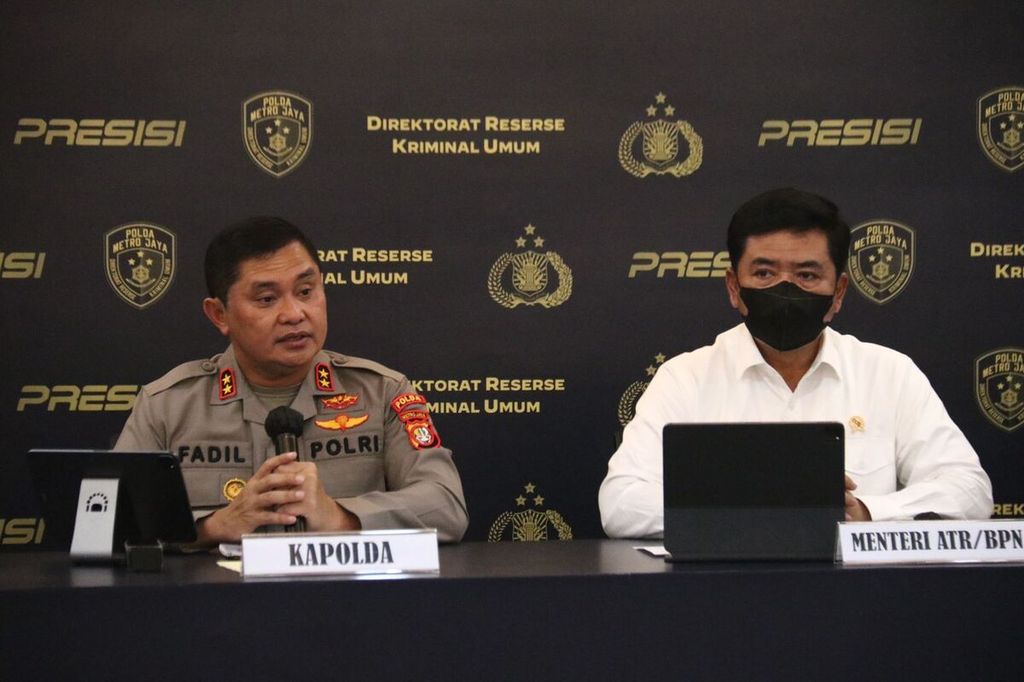 Kepala Polda Metro Jaya Inspektur Jenderal Fadil Imran (kiri) dan Menteri ATR/BPN Hadi Tjahjanto dalam konferensi pers di Jakarta, Senin (18/7/2022). Hadi untuk menanggapi kasus mafia tanah yang melibatkan banyak jajarannya.