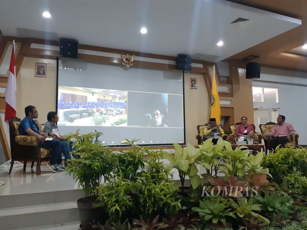 Seminar nasional bertema "Jejak Langkah Frans Seda: Perjuangan dan Pengabdian untuk Tuhan dan Tanah Air" di kampus Universitas Katolik Widya Mandira, Kupang, Kamis (24/11/2022). 