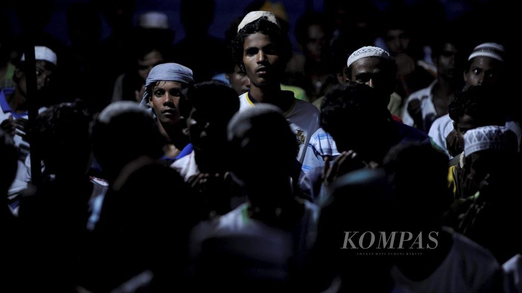 Imigran Rohingnya asal Myanmar berdoa setelah shalat Maghrib di tempat penampungan di bekas pabrik kertas di Kecamatan Rantau Selamat, Aceh Timur, Kamis (21/5/2015). Ada 433 imigran Rohingnya ditampung di tempat ini. 