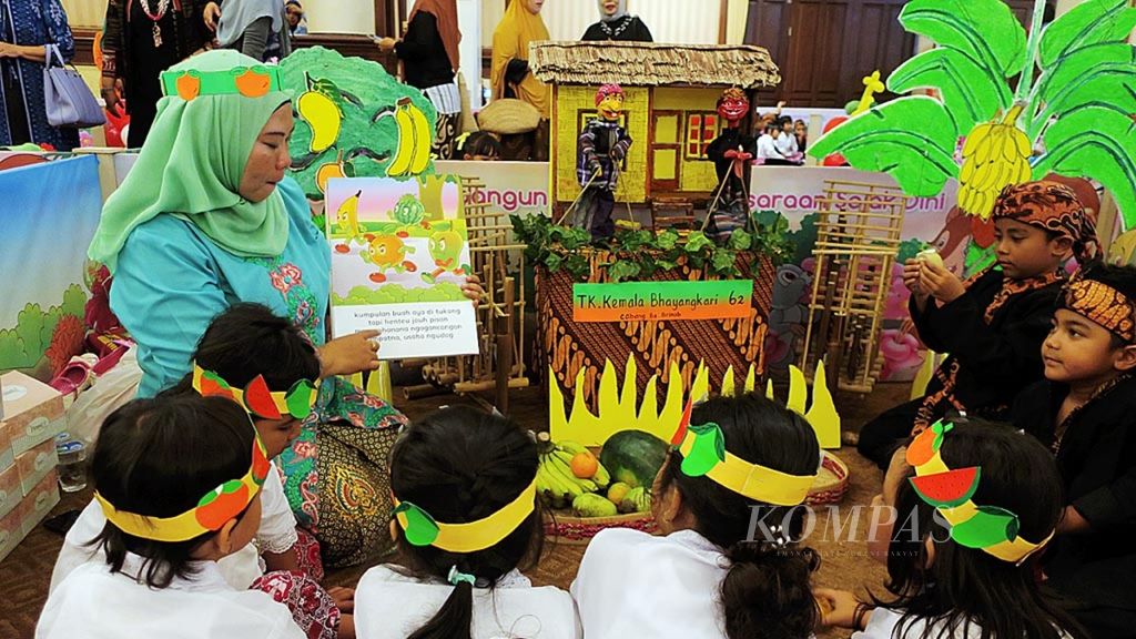 Siswa PAUD dikenalkan dengan literasi lewat buku bacaan dan dongeng berbahasa ibu. Kemampuan calistung anak usia dini perlu dikenalkan dengan cara-cara menyenangkan dan bertahap.