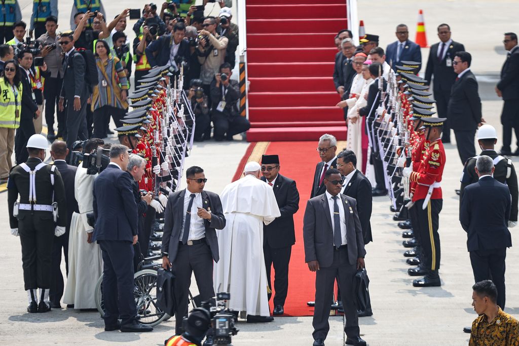 Menteri Agama Yaqut Cholil Qoumas menyambut Paus Fransiskus saat tiba di Bandara Internasional Soekarno-Hatta, Tangerang, Banten, Jumat (6/9/2024). 