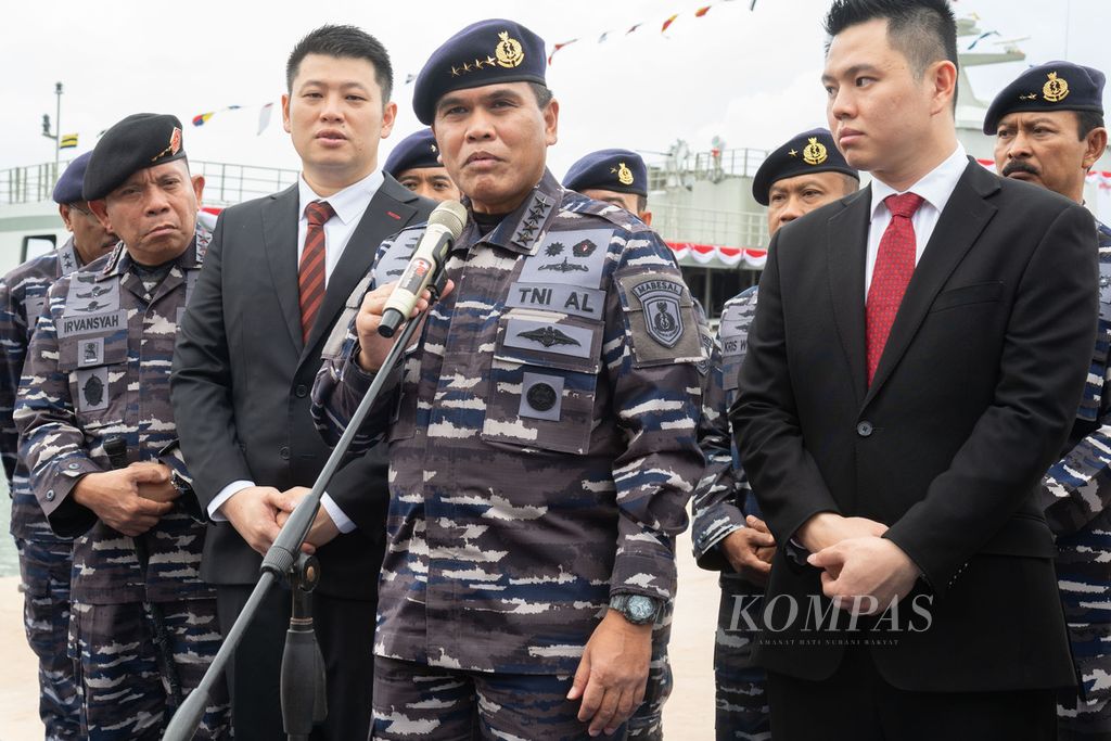 Chief of Staff of the Navy Admiral Muhammad Ali (center) attended the inaugural launch of the Republic of Indonesia Ship Bung Karno-369 at the shipyard of PT Karimun Anugrah Sejati, Batam, Riau Islands on Wednesday (April 19, 2023).