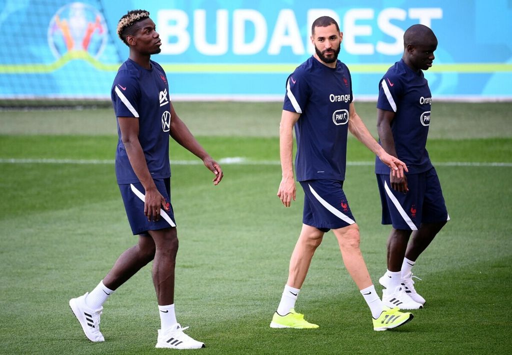 Gelandang N'Golo Kante (kanan), Karim Benzema (tengah), dan Paul Pogba berlatih di Nandor Hidegkuti, 20 Juni 2021 saat membela Perancis di Piala Eropa 2020. 