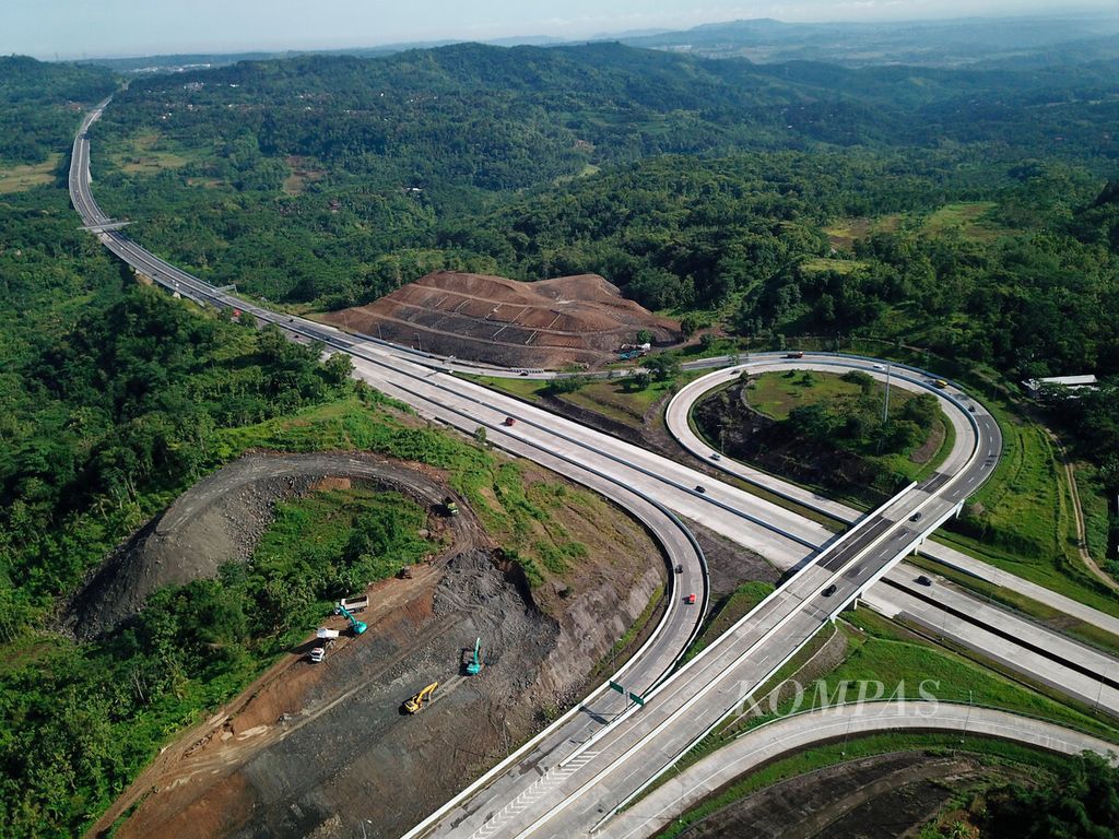 Kontur berbukit dengan tebing curam menjadi bagian dari akses jalan tol Semarang-Bawen, Kabupaten Semarang, Jawa Tengah, Senin (28/11/2022).