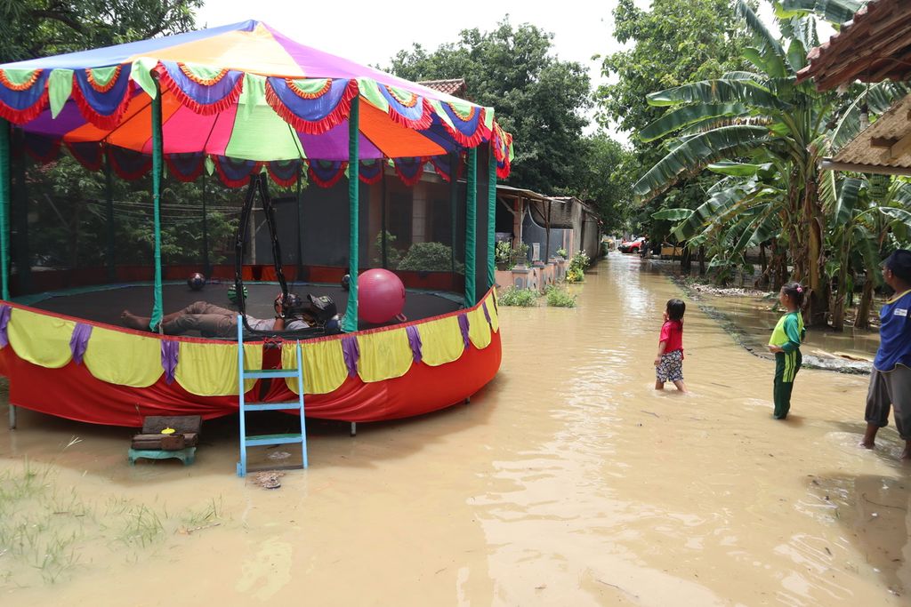 Tempat bermain terendam banjir di Desa Wanakaya, Kecamatan Gunung Jati, Kabupaten Cirebon, Jawa Barat, Sabtu (8/2/2020) siang. Banjir akibat tanggul jebol itu menghambat aktivitas warga.