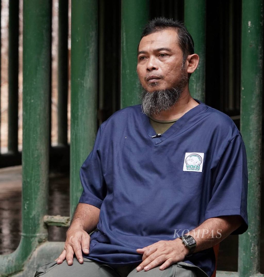 Zulfi Arsan, dokter hewan di Suaka Rhino Sumatera.