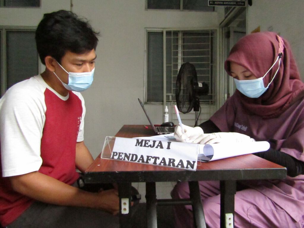 Petugas melakukan pendataan terhadap tenaga kesehatan yang akan menerima vaksin Covid-19 di Puskesmas Satelit, Bandar Lampung, Kamis (21/1/2021).
