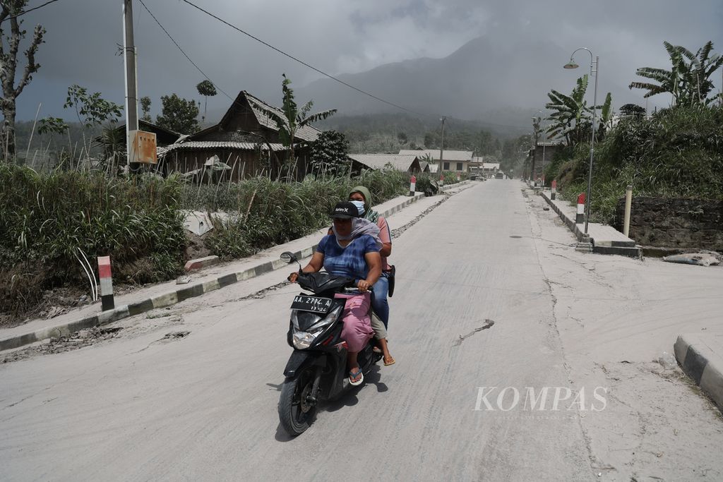Abu vulkanik dari Gunung Merapi menyelimuti kawasan Dusun Stabelan, di Desa Tlogolele, Selo, Boyolali, Jawa Tengah, Senin (13/3/2023). 