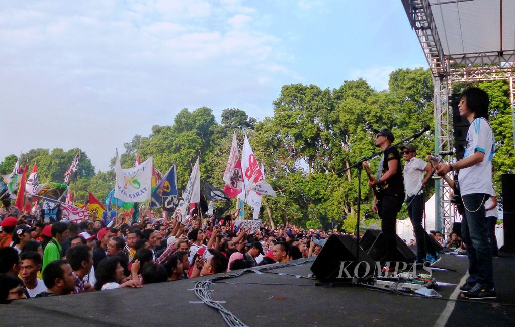 Konser Revolusi Mental Slank di Lapangan Softball, Gedung Olahraga Remaja Padjadjaran, Bogor, Rabu (2/7/2014). Konser tersebut dilakukan dalam upaya memenangkan pasangan calon presiden dan calon wakil presiden Joko Widodo-Jusuf Kalla. 