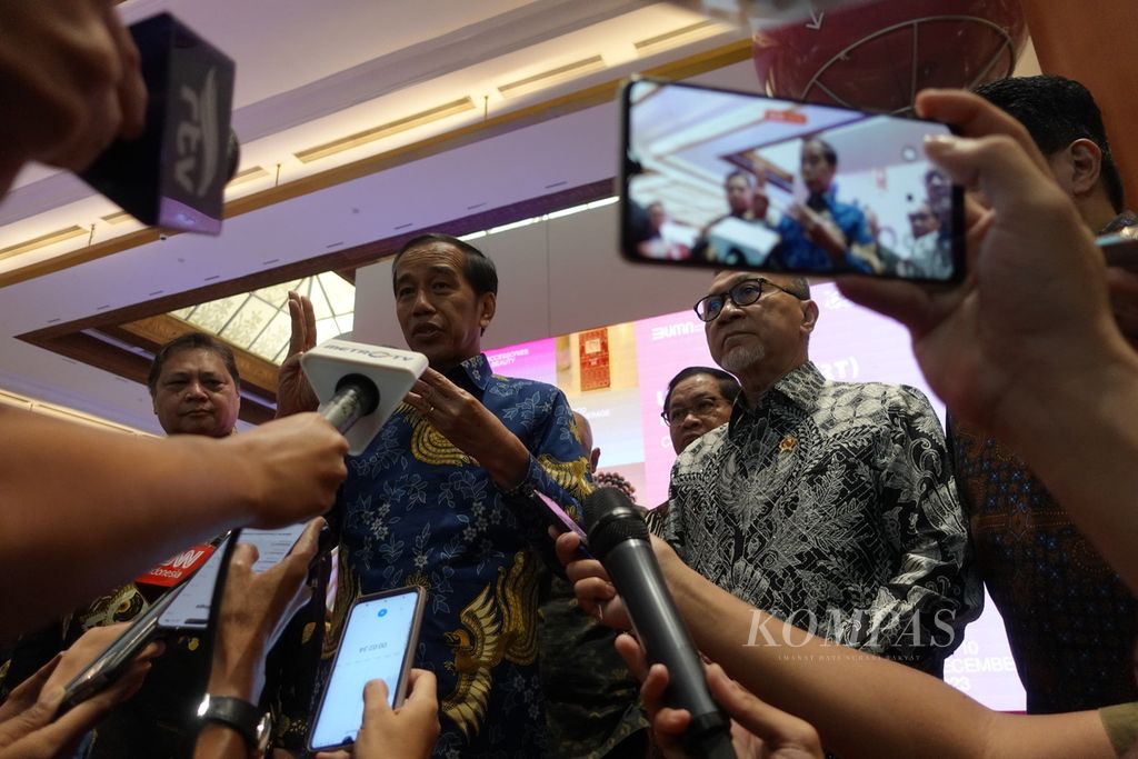 Presiden Joko Widodo saat menjawab pertanyaan awak media pada sesi wawancara cegat seusai Peresmian Pembukaan UMKM Expo (rt) Brilianpreneur 2023 di Jakarta Convention Center, Jakarta, Kamis (7/12/2023).