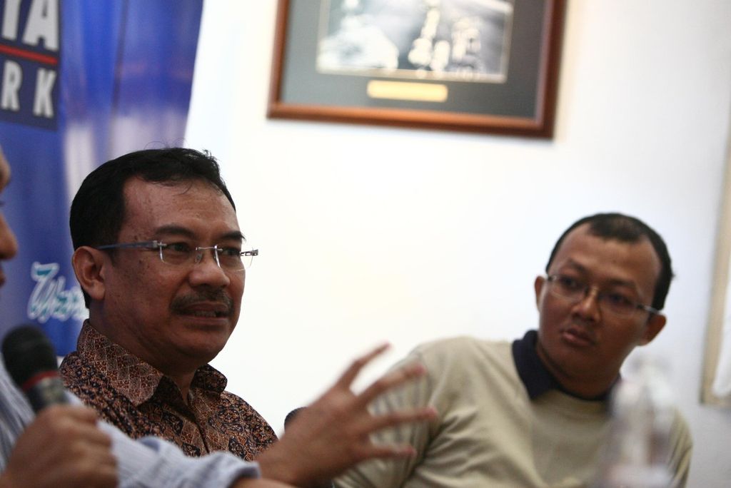 Pakar Hukum Tata Negara Universitas Parahyangan Asep Warlan Yusuf (kiri) dan Emerson Yuntho dari ICW menjadi narasumber dalam diskusi Kontroversi Perppu Pelaksana Tugas Pimpinan KPK di Rumah Makan Warung Daun, Jakarta, Sabtu (26/9/2009).