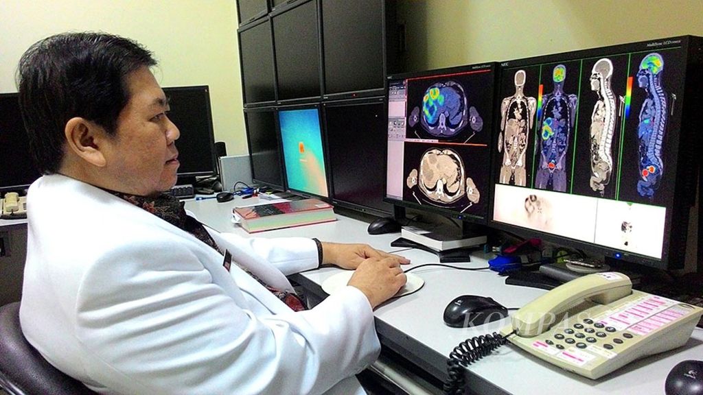 Dokter spesialis radiologi dan konsultan radiologi nuklir pada Rumah Sakit Gading Pluit, Tjondro Setiawan, beberapa tahun lalu, di RS Gading Pluit, Jakarta Utara, sedang menganalisis citra dari PET/CT<i>-scan</i> terkait kondisi kanker usus besar pada seorang pasien yang sudah menyebar hingga hati. 