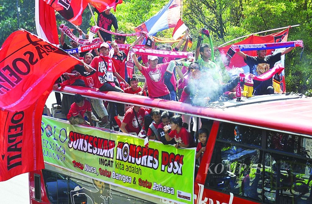Kelompok suporter Pasoepati membawa atribut berbagai kelompok suporter lain konvoi mendukung pelaksanaan Kongres PSSI di Kota Solo, Jawa Tengah, Rabu (6/7/2011). Mereka berharap kongres dijadikan momentum bersatunya insan sepak bola, termasuk suporter klub, dari berbagai daerah untuk kebangkitan sepak bola Indonesia. 