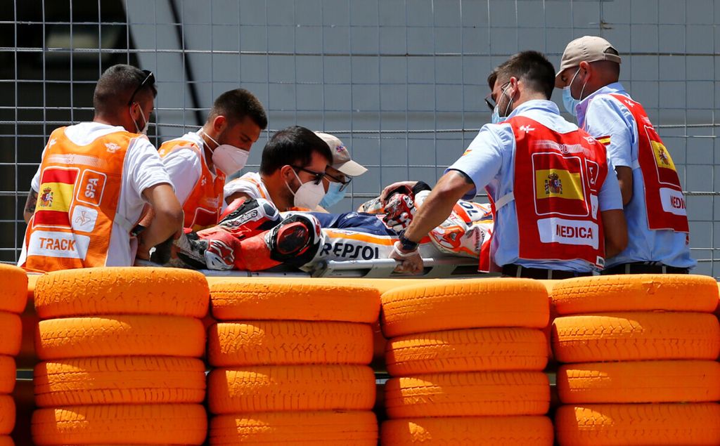 Pebalap Repsol Honda Marc Marquez digotong dengan tandu setelah kecelakaan saat balapan MotoGP seri Spanyol di Sirkuit Jerez, Spanyol, 19 Juli 2020. Kecelakaan itu menyebabkan Marquez mengalami cedera pada humerus (tulang lengan atas) bagian kanan. Marquez telah menjalani empat kali operasi untuk memulihkan cederanya.