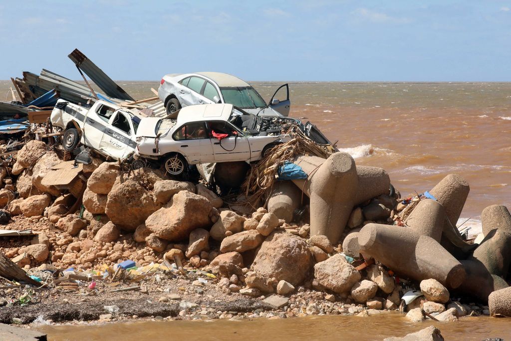 Mobil-mobil yang tersapu banjir bandang di Derna, Libya pada September 2023. Setidaknya 4.000 orang tewas dan ribuan lain cedera akibat bencana itu. 