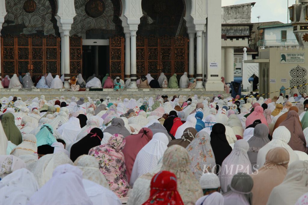 Pelaksanaan shalat Idul Fitri 2020 di Masjid Raya Baiturrahman Banda Aceh.