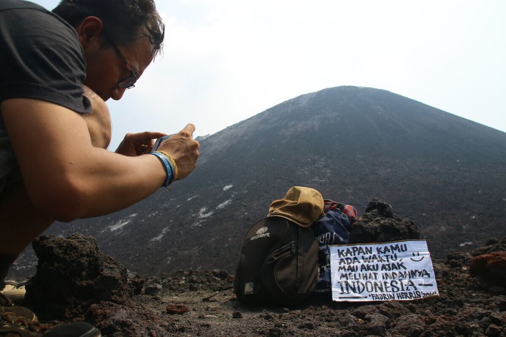 Wisatawan mengabadikan momen ketika mendaki Gunung Anak Krakatau dalam Festival Krakatau tahun 2014.