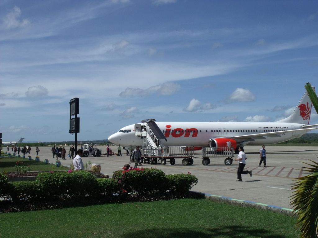 Pesawat Lion Air mendarat di Bandara El Tari, Kupang, Selasa (27/7/2021), setelah berhenti terbang sejak 16 Juli 2021 karena penumpang sepi. 
