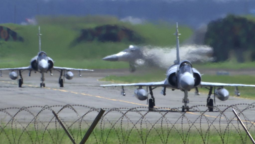 Beberapa pesawat tempur Mirage milik Angkatan Udara Taiwan bersiap di runway Pangkalan Udara Militer Hsinchu, Taiwan, Jumat (5/8/2022). (AP Photo/Johnson Lai)