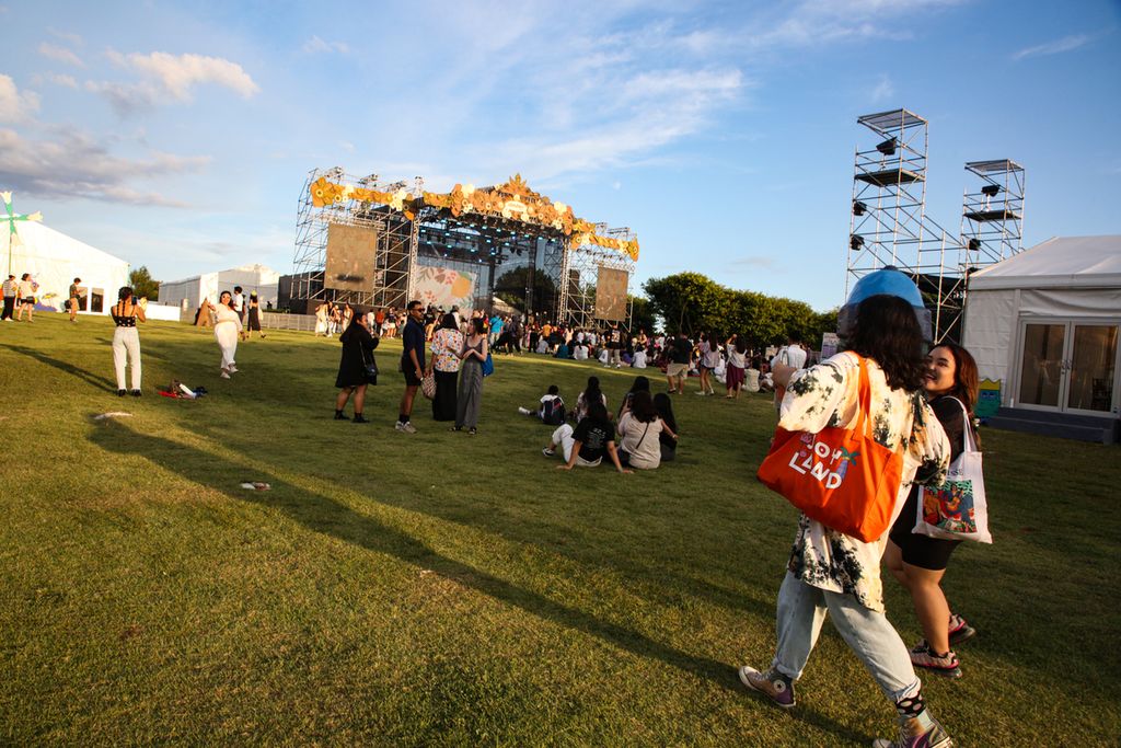 Pengunjung berdatangan ke festival musik Joyland 2023 di Peninsula Island, Nusa Dua, Bali, Sabtu (18/3/2023).