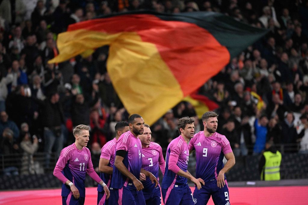 Para pemain timnas Jerman merayakan gol Niclas Fuellkrug (kanan) ke gawang Belanda pada laga persahabatan melawan Belanda di Deutsche Bank Park, Frankfurt, Jerman, Selasa (24/3/2024). Jerman menang 2-1 pada laga itu.