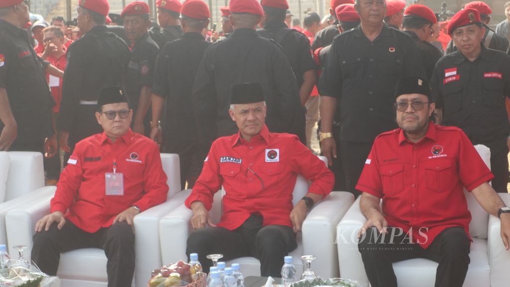 Bakal calon presiden Ganjar Pranowo (tengah) hadir bersama Ketua DPP Partai Demokrasi Indonesia Perjuangan Bidang Kemaritiman Rokhmin Dahuri (kiri) dan Ketua DPD PDI-P Jabar Ono Surono di Stadion Bima, Kota Cirebon, Sabtu (3/6/2023).